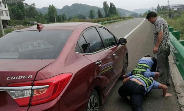 高速换车胎, 停在应急车道上还丢了六分? 车主: 你还要我怎样