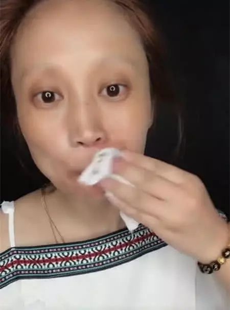 化妆术的神奇，新进门的媳妇卸妆却吓坏婆婆:面前这是谁?