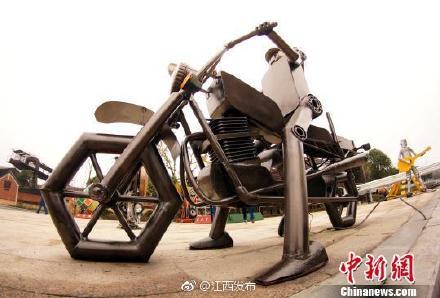 江西一钢铁厂工人废铁造“变形金刚”扮靓工厂