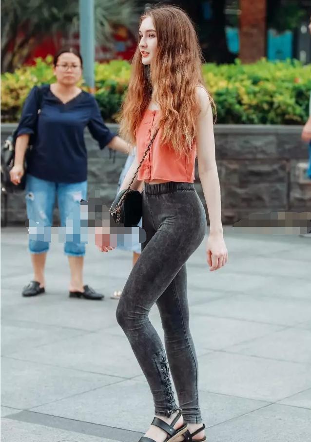 上海街头穿紧身裤的外国美女, 身材逆天, 这臀围给满分!