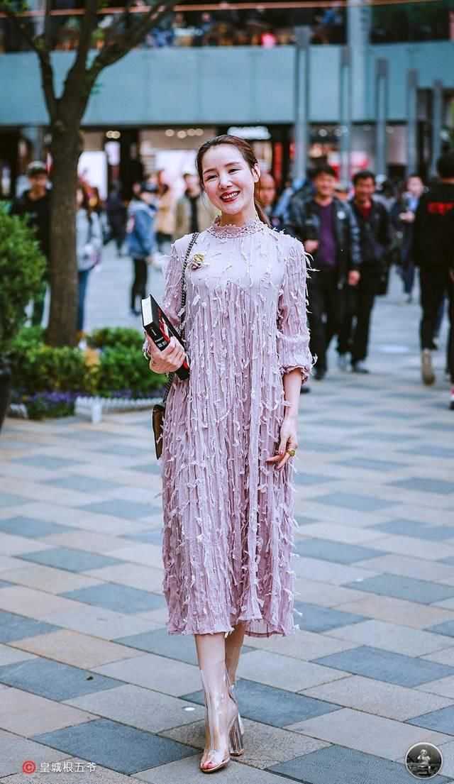  「女性」街拍：时尚美女们的穿搭，百搭不挑人，适用于大部分女性穿着