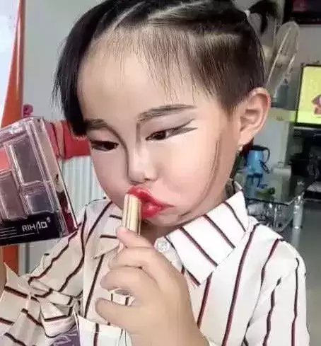 3岁小女孩直播化妆, 效果让人惊讶, 难怪是“四大邪术”之一