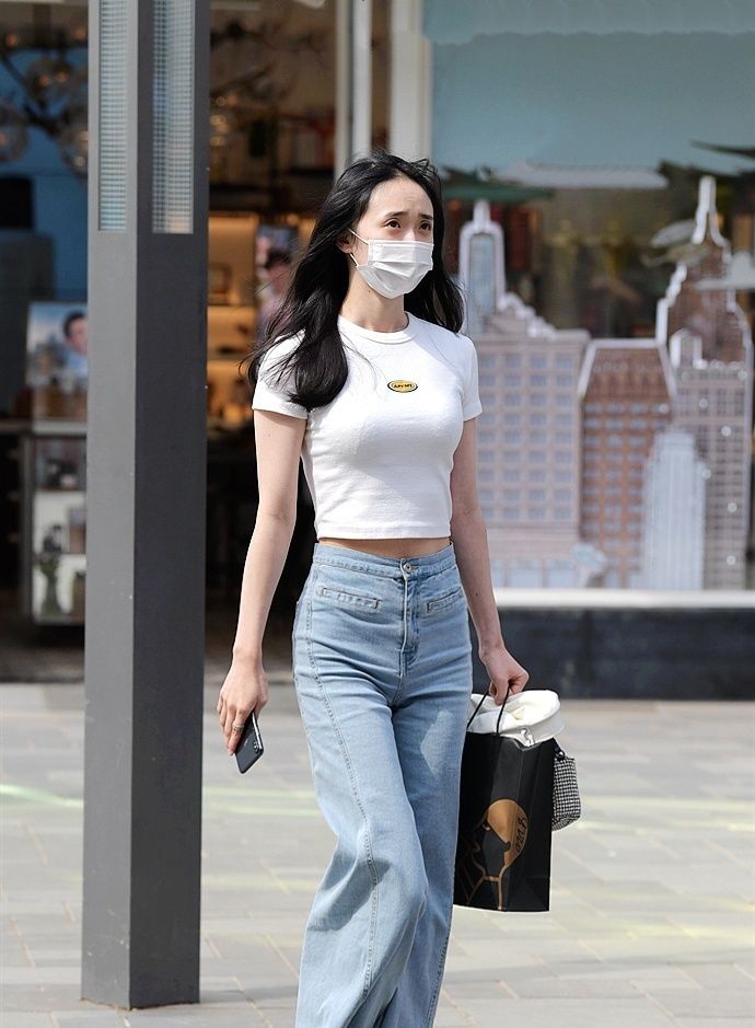 『服饰』街拍:让服饰搭配更有章法的白色口罩美女