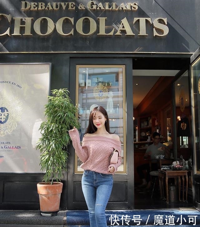  迷人■韩国女神露肩装穿搭紧身牛仔裤，性感迷人凸显大长腿