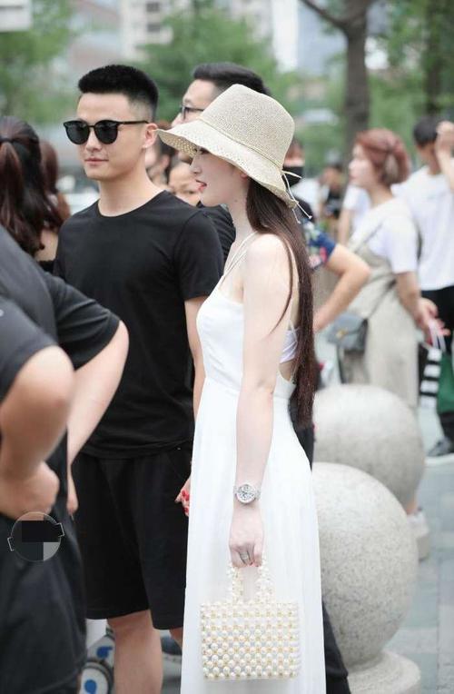 街拍：白色吊带连衣裙美女小巧可爱，小鸟依人的样子真的让人喜欢