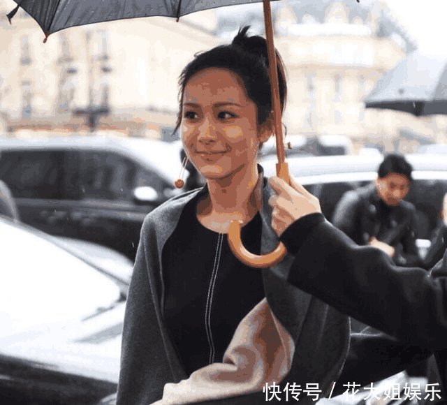 都以为换了眉型的杨紫美了 巴黎一回来却穿起前年流行的毛衣