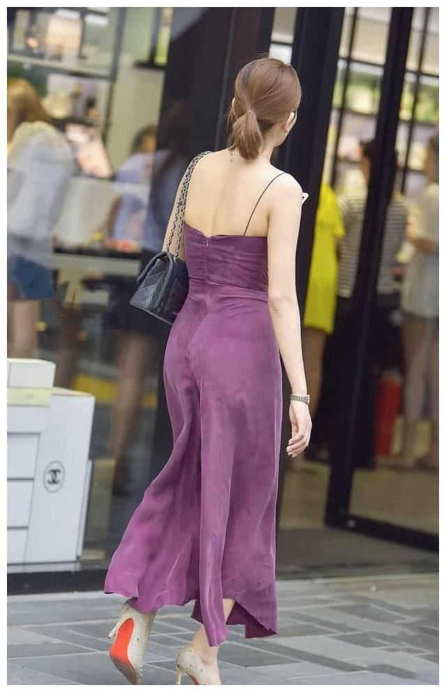 街拍：轻熟姐吊带连体衣裹出饱满臀线，不知道买了什么香奈儿产品