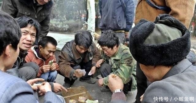 农民疑惑: 为啥农村打牌罚款, 城里却允许棋牌室存在? 看看专家怎