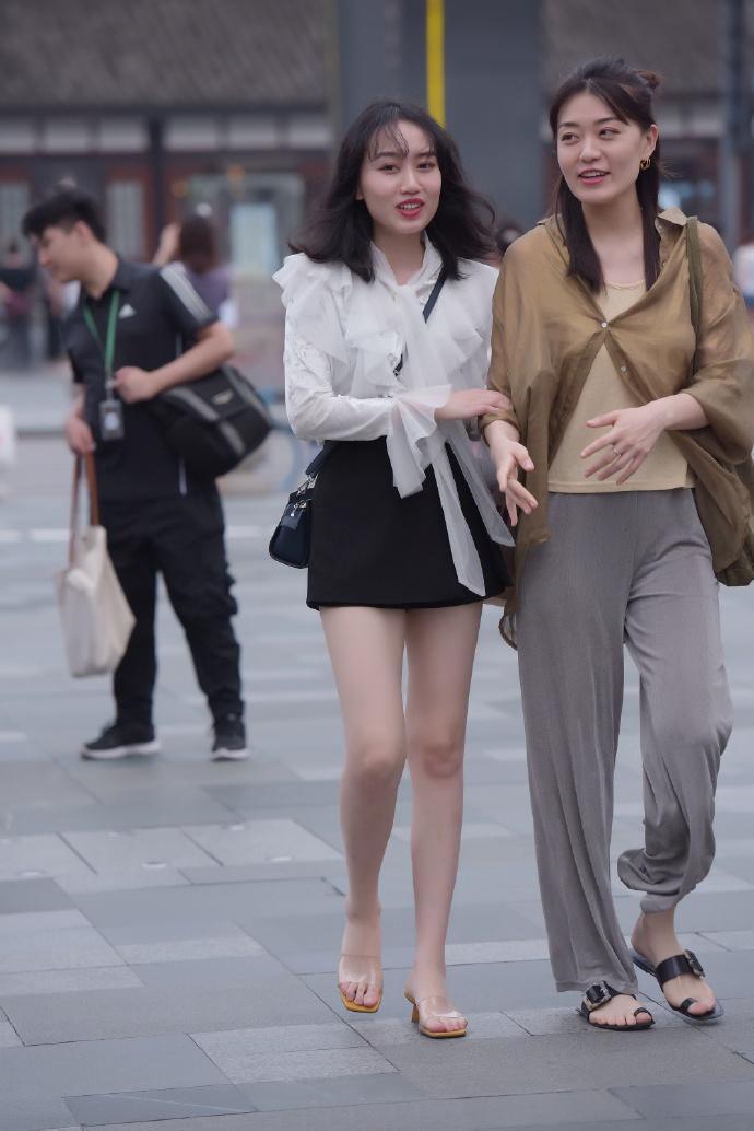  「时尚女生们」街拍：相约时尚精致的穿搭，让时光记录你的美