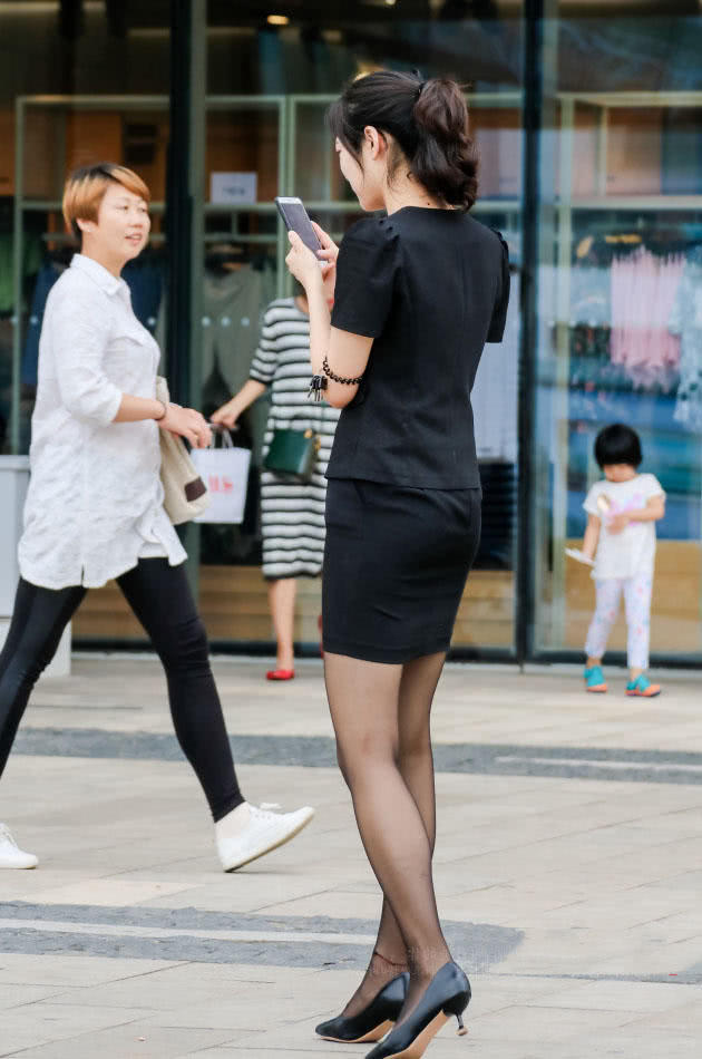 制服姐妹花当街秀身材，曼妙的身姿让人羡慕，修长的黑丝美腿诱惑