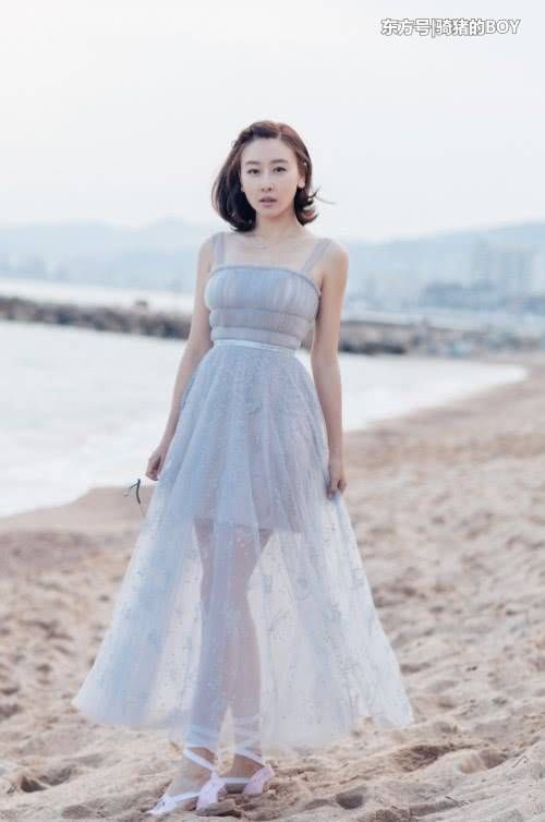 毛俊杰咋想的?在沙滩还穿绑带鞋，还不如赤脚走呢!