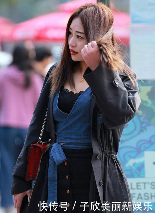 摄影:短裙黑丝高跟美女,丝袜买的短了,T都出来