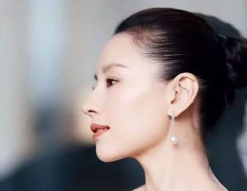 『线会』发际线高的女生,别总扎这3种发型,否则发际线会悄悄“上移”!