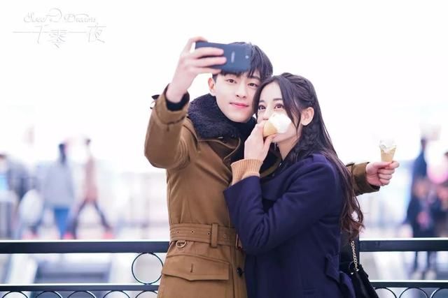 迪丽热巴和邓伦主演的新剧《一千零一夜》开播，热巴造型清纯可爱