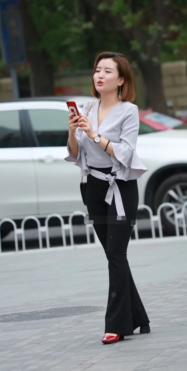 时尚美女小姐姐黑色紧身裤搭配白色上衣，修身的装扮秀出凹凸有致