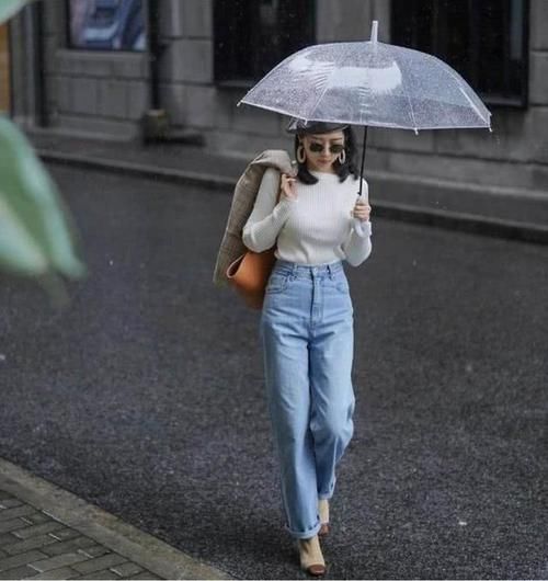  [豹纹裙]真正优雅的女人，穿针织衫很少搭牛仔裙，学三木博主花样穿针织衫