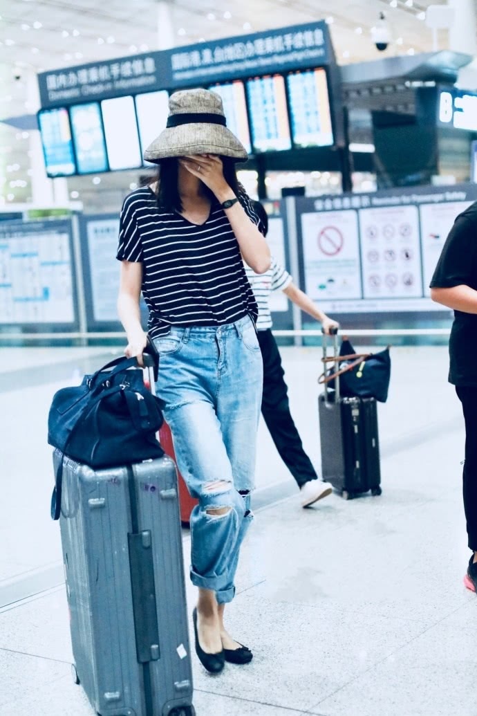 张梓琳还嫌腿不够长？还非要把短裤卷起一层又一层，网友：好嫉妒