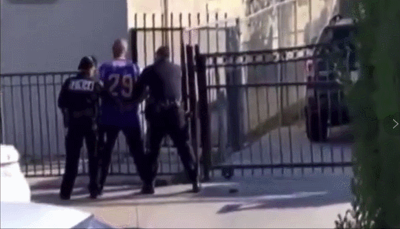  「洛杉矶警察局」美警方回应警员暴力执法狂殴嫌疑人：责令其无限期休假