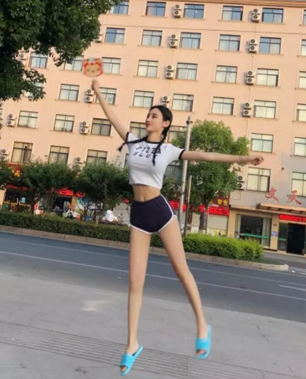 街拍:红粉青蛾闭月羞花的美女,走在街头都格外的自信!