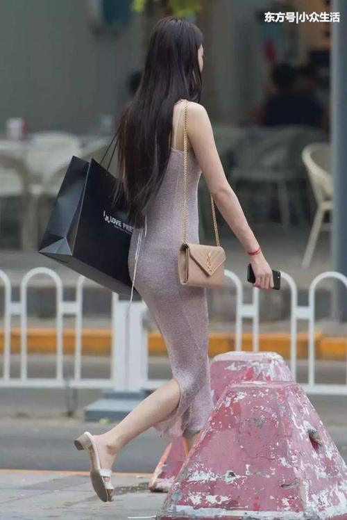街拍：小姐姐针织吊带裙出街，从侧面都能看出优美弧形