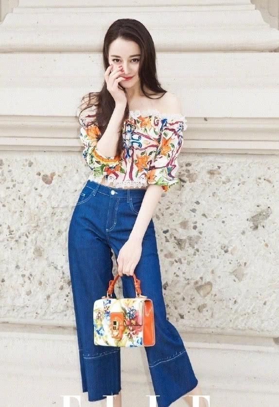 迪丽热巴和张韶涵撞衫，相差11岁却输在袖口，网友：差距一目了然