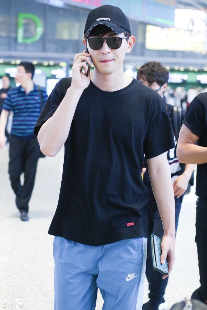 邓伦黑色短袖、牛仔裤、小白鞋机场街拍 网友