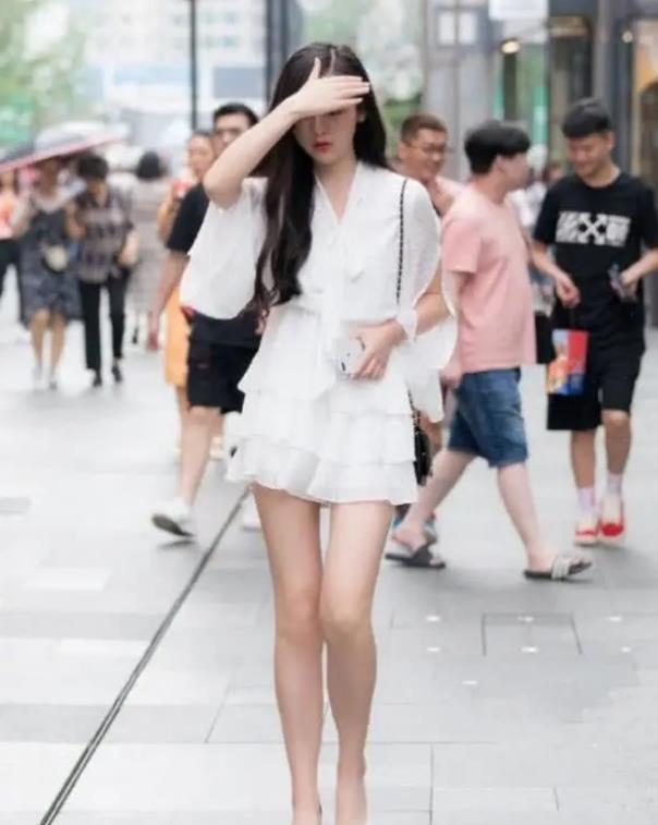 柔美|街拍:美女身穿白色的连衣裙柔美大气,浑身上下充满着青春时尚气息