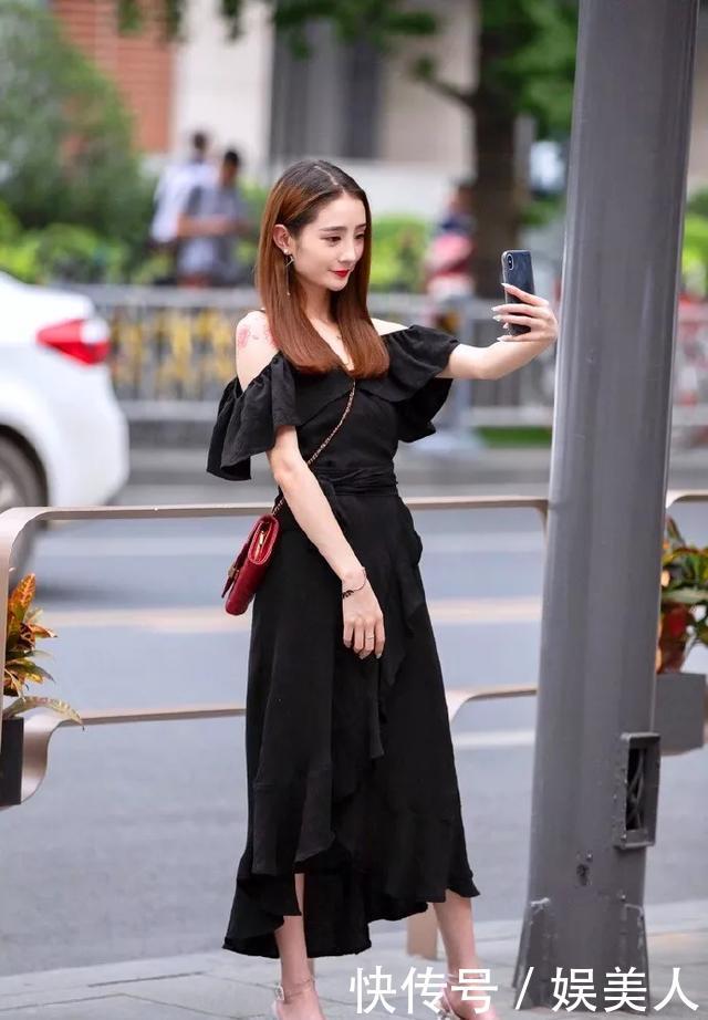 『邻家』美女脚上搭配一双白色尖头高跟鞋,一种邻家小姐姐的美丽姿态