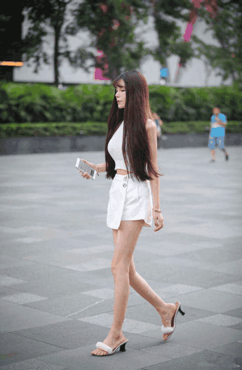 街拍：自带紧身效果的女人，小姐姐飘逸凉爽，极具女人味