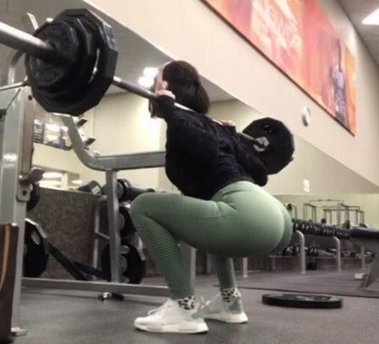 女人不是瘦才美, 就算微胖有曲线也能婀娜多姿, 网友: 有肉真好!