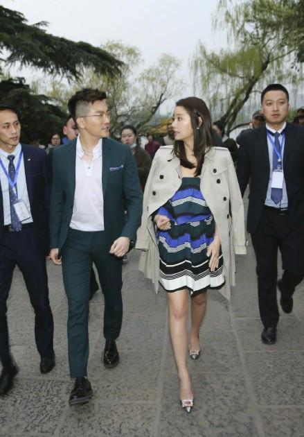 林心如和赵丽颖撞衫1.6万连衣裙，两人的差距咋这么大呢？