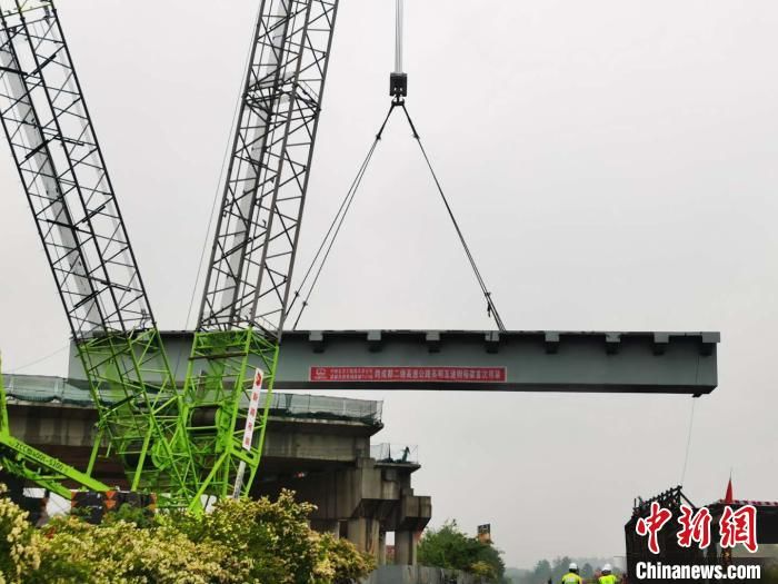  『钢箱梁』中铁北京工程局天津公司成都项目跨二绕高明互通首榀钢箱梁架设成功