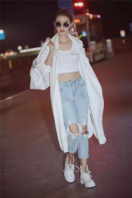 杨幂最近啥都敢穿！上衣高腰下衣超短裙，硬是比国外妹子高出一截