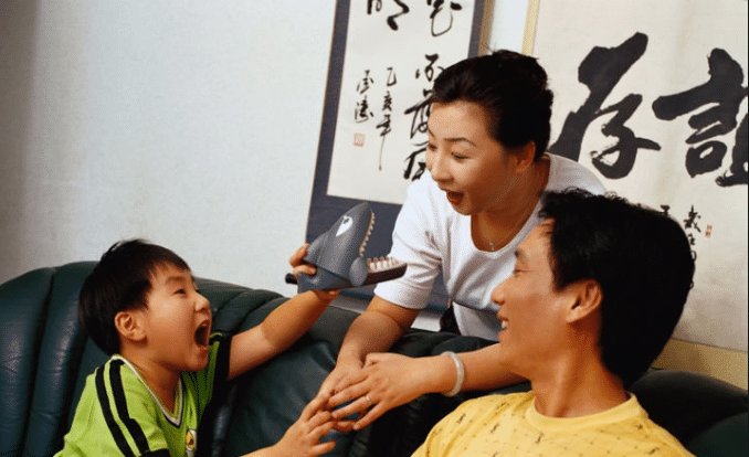 【科学依据】“天黑前,把孩子衣服收进屋”,年轻人不屑的老观念,有科学依据