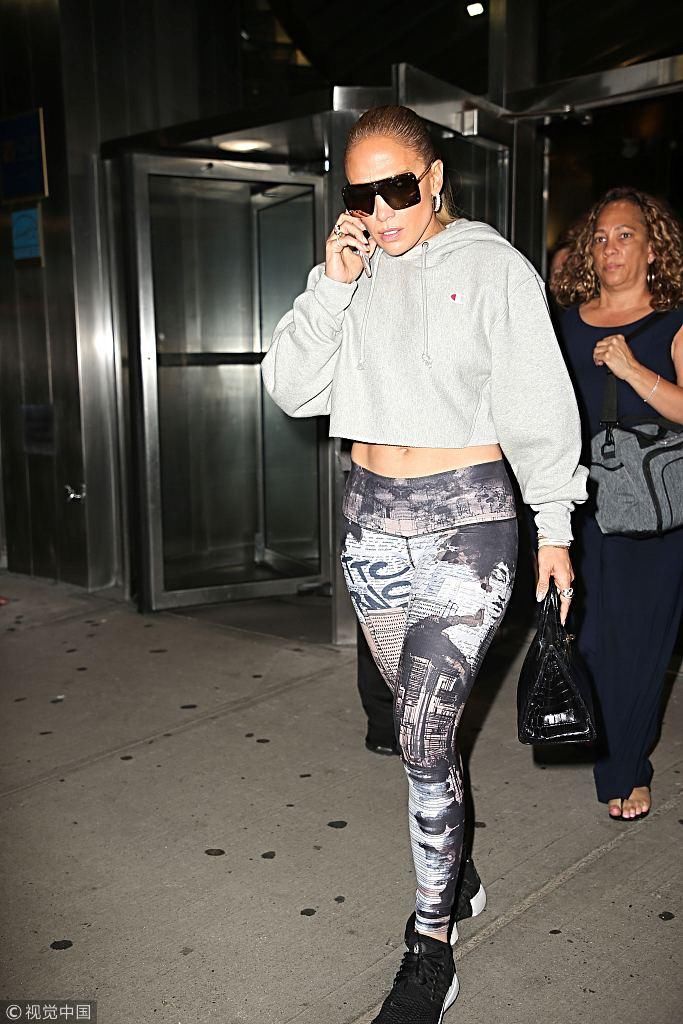 詹妮弗洛佩兹获豪车接驾气场十足 腰有腹肌腿有赘肉身材”反人类