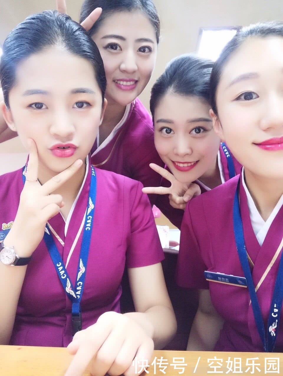 空姐为何“脖子”上系丝巾,最后一个原因,大多数人都想错了