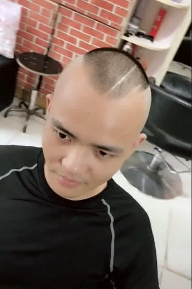 发型决定颜值，这是我见过的最帅的秃头，网友：帅到爆炸！