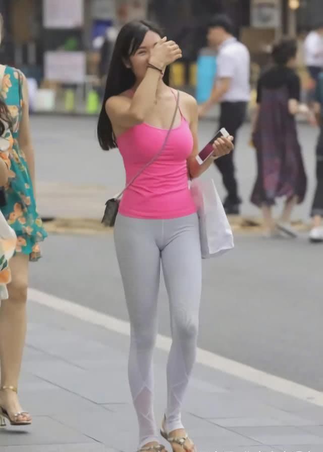 街拍美女:比颜值更重要的就是身材了，好身材才能穿出打底裤的美