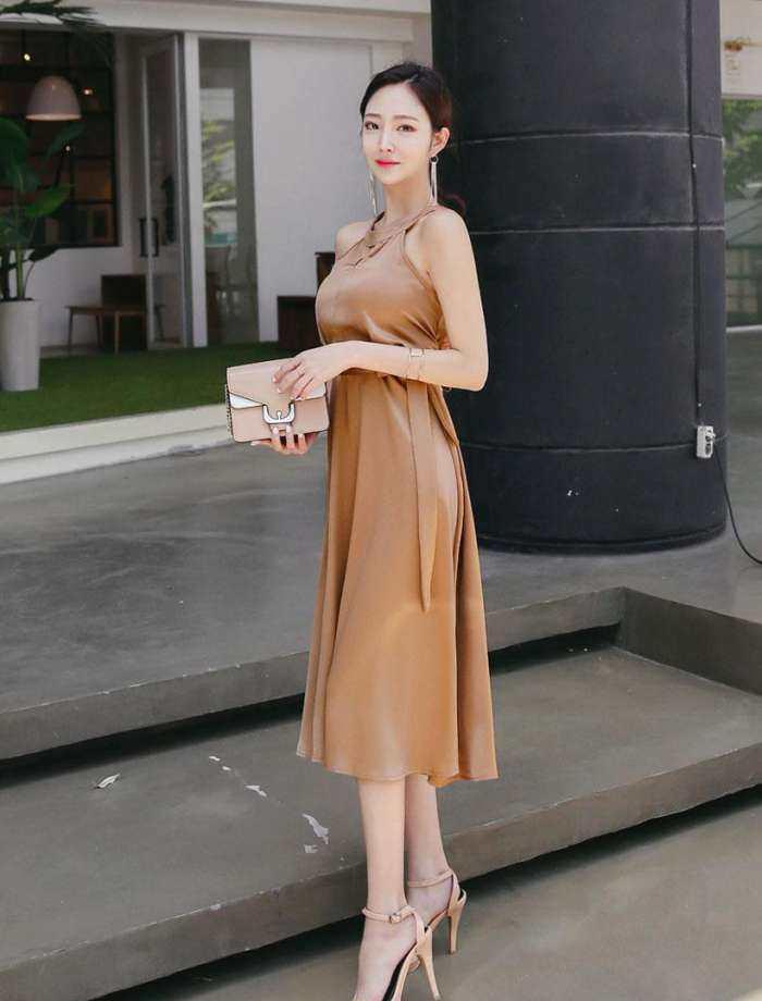 连衣裙也能把好身材完美的秀出来,浅色系还很美!