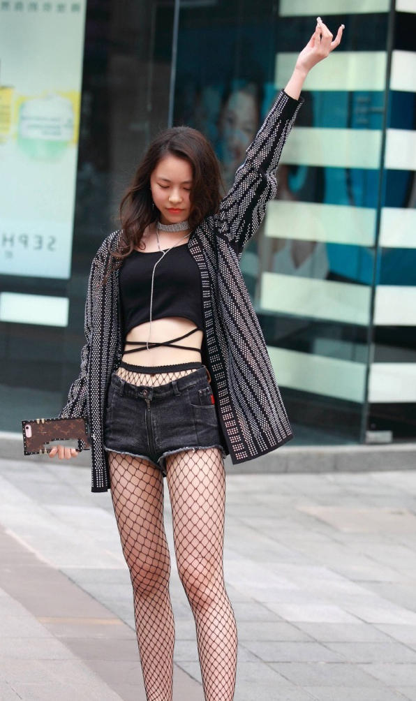 气质小姐姐渔网袜尽显细腻美腿，纵横交织的丝线很有味道