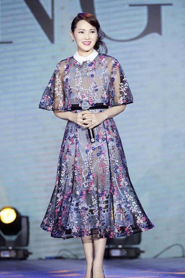 乍一看，还以为是李湘，穿衣却让人眼前一亮，直接挑战小21岁李沁