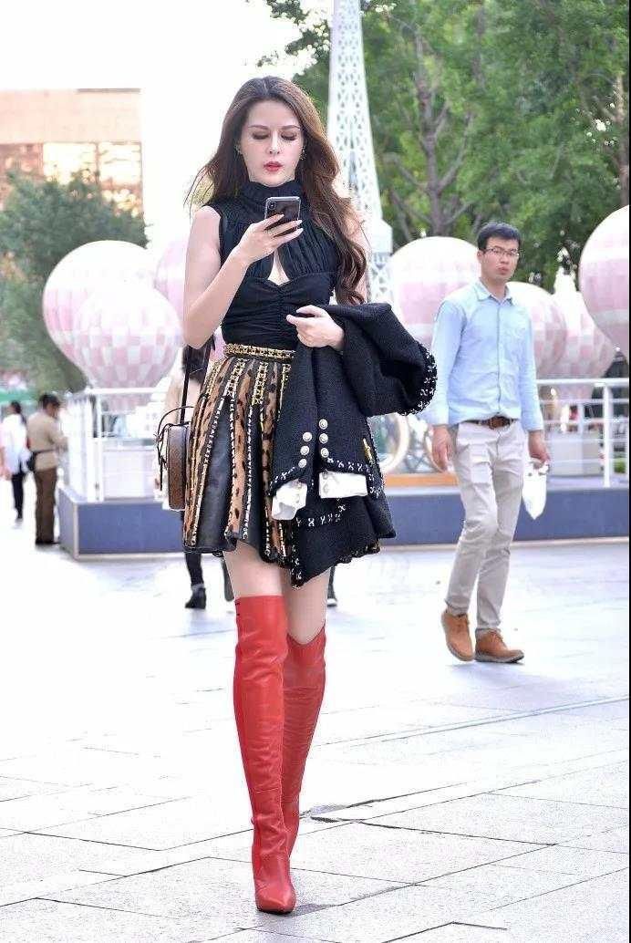 街拍校园女神:连衣裙搭配小高跟鞋，优雅又美丽!