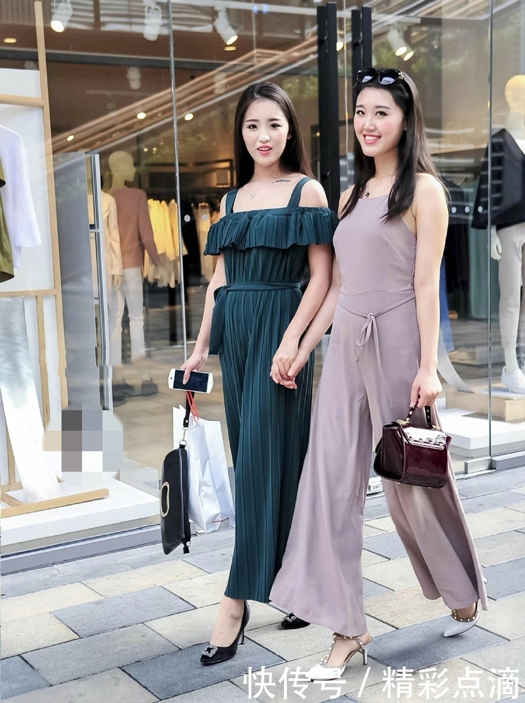  『美女』两位漂亮的美女，站立街头宛如一对姐妹花，性感优雅
