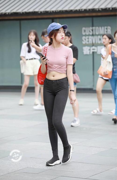 路人街拍，小姐姐鞋子跟裤子无缝连接让腿部线条更加修长了