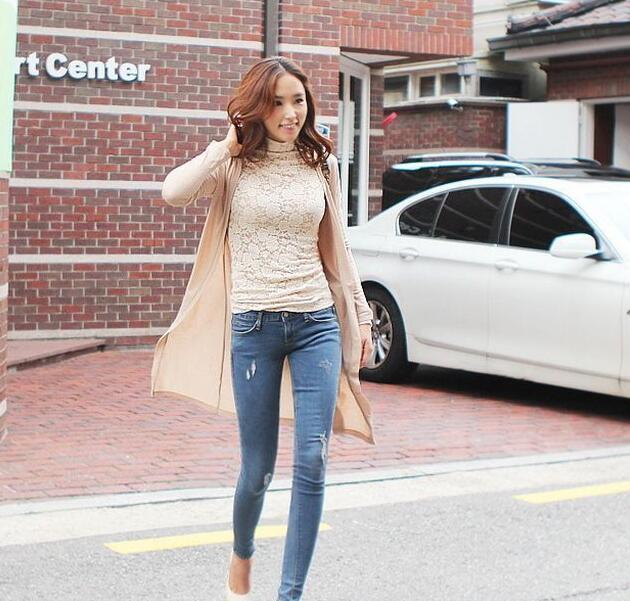 紧身牛仔裤时尚又休闲，显现的美女身材纤细又靓丽，气质迷人！