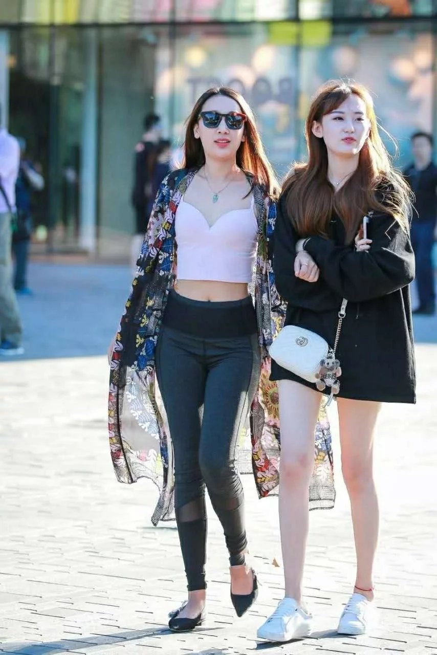 小姐姐下身的一件紧身裤也是勾勒出她迷人的线条