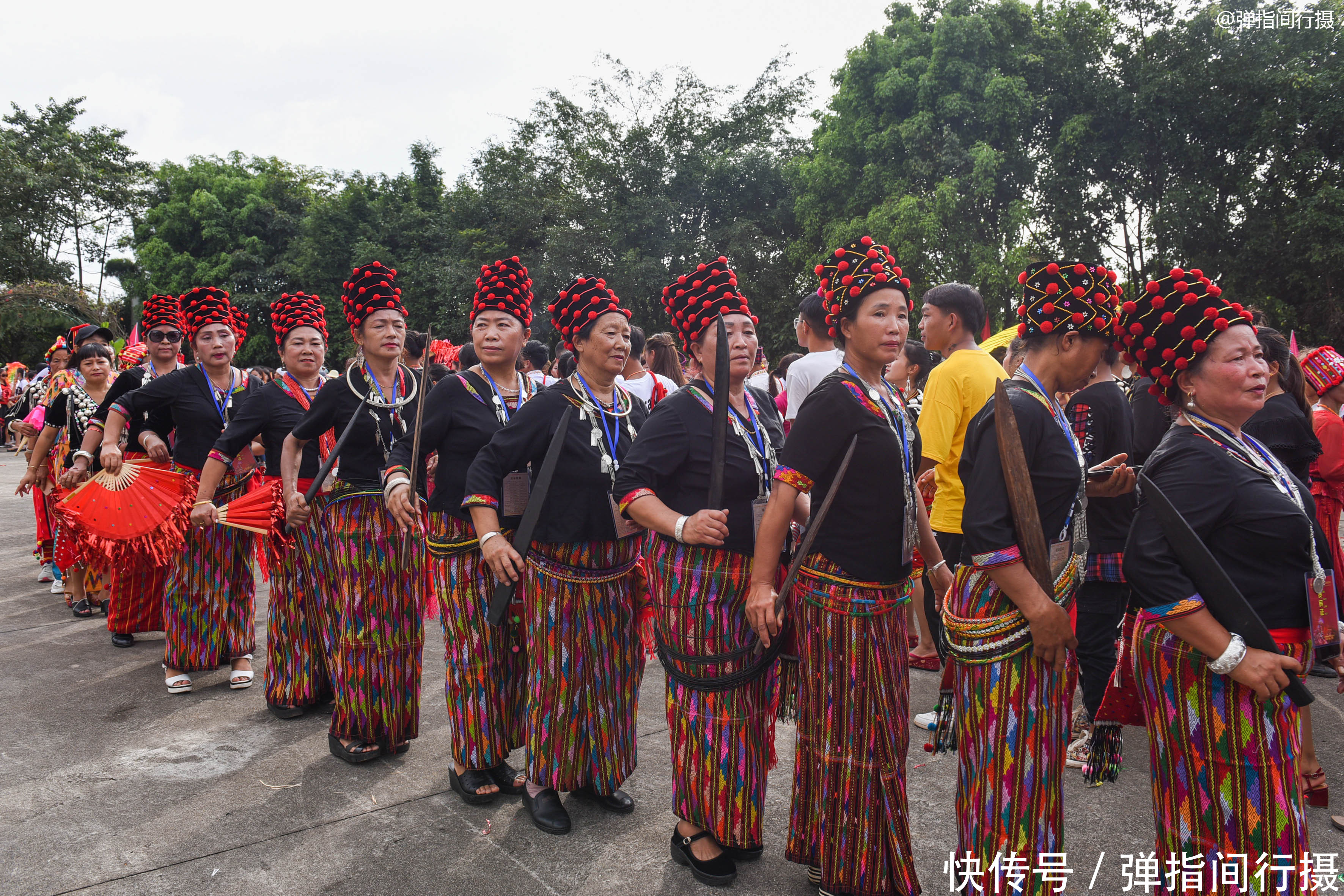 云南最盛大的民俗节，万人跳舞狂欢四日，游客：各民族美女太养眼