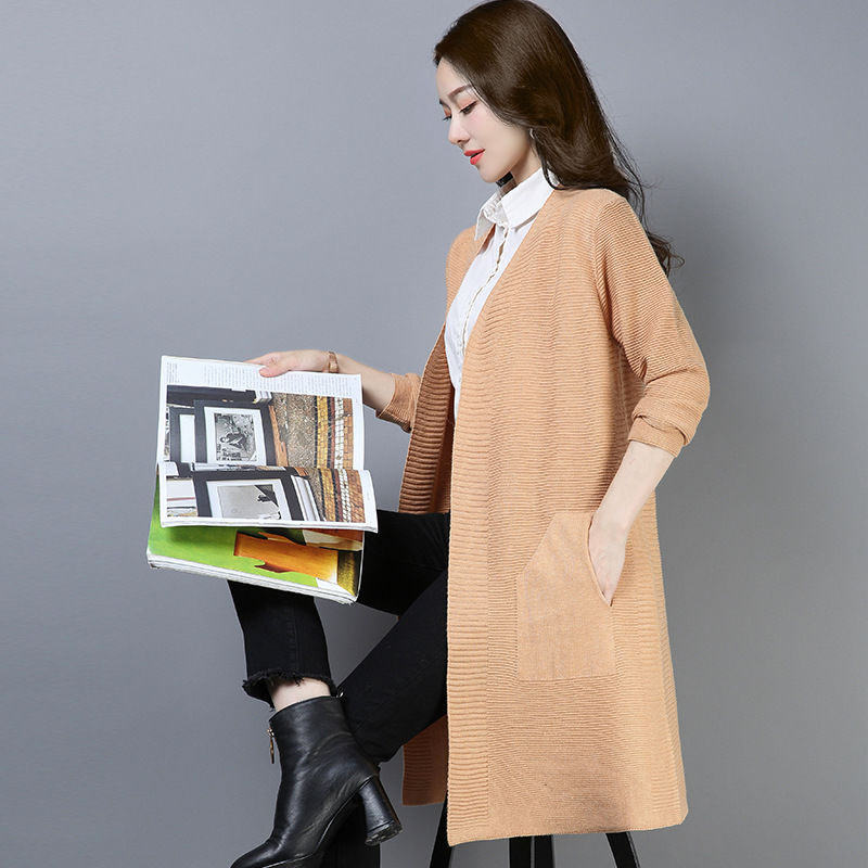 女人一旦过了40，可不要随意穿搭，瞧下图穿搭，背影都美爆