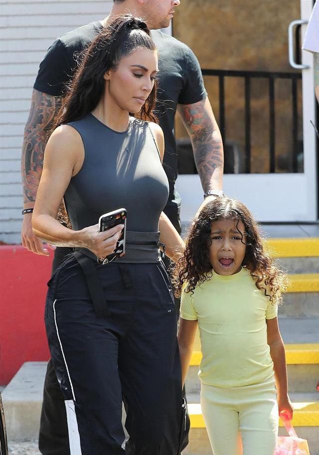 金卡戴珊瘦了颜值也高了，终于不把安全裤外穿，网友：顺眼太多