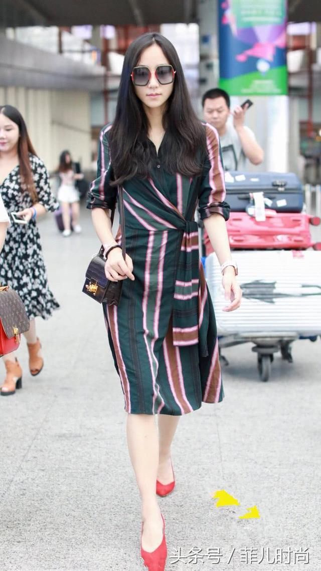 韩雪一身精装打扮现身机场，高跟配长裙显优雅又大气，女人味十足